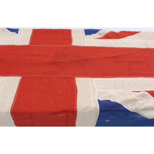 668 - A vintage Union Jack (2.6 x 1.32 m) and 9.2 m of 1920s bunting. The bunting with 19 flags of varying... 