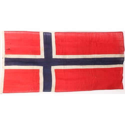 672 - Two national flags: France (65 x 137 cm) and Norway (84 x 172 cm)