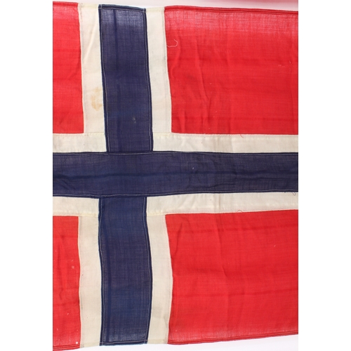 672 - Two national flags: France (65 x 137 cm) and Norway (84 x 172 cm)