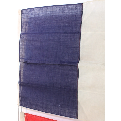 672 - Two national flags: France (65 x 137 cm) and Norway (84 x 172 cm)