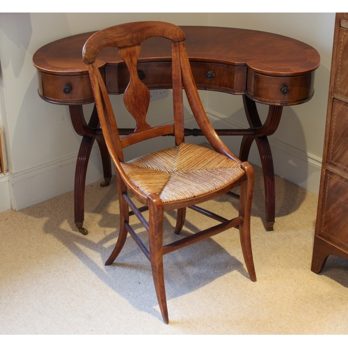 452 - An Edwardian cross banded mahogany kidney shaped writing or dressing table - the cross banded and bo... 