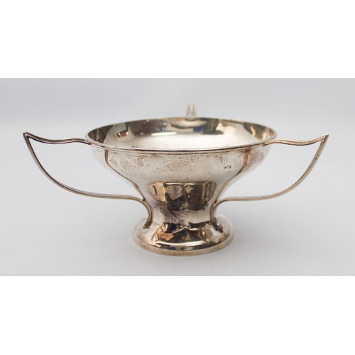 151 - An Edwardian Art Nouveau silver three handled, footed bowl - Jones & Crompton, Birmingham, 17 cm wid... 