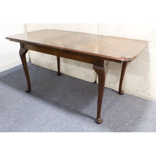 467 - A Georgian style mahogany extending dining table - mid-20th century, of modest proportions, the clea... 