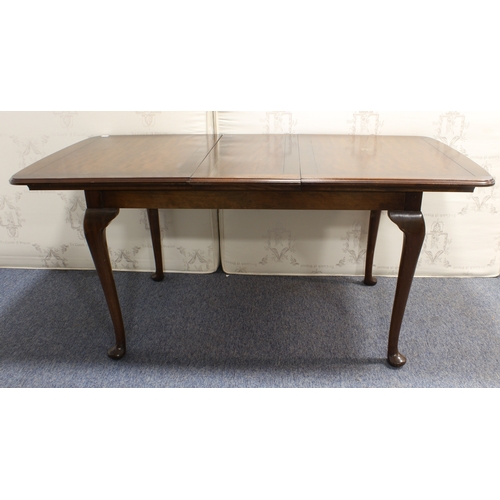 467 - A Georgian style mahogany extending dining table - mid-20th century, of modest proportions, the clea... 