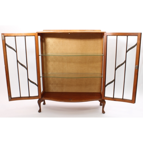 528 - An Art Deco period serpentine walnut display cabinet - raised on cabriole legs (LWH 96.5 x 34 x 106 ... 