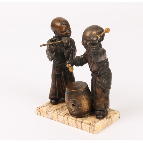 86 - A Japanese cast bronze figural group of two musicians - Meiji period (1868-1912), depicting a flauti... 