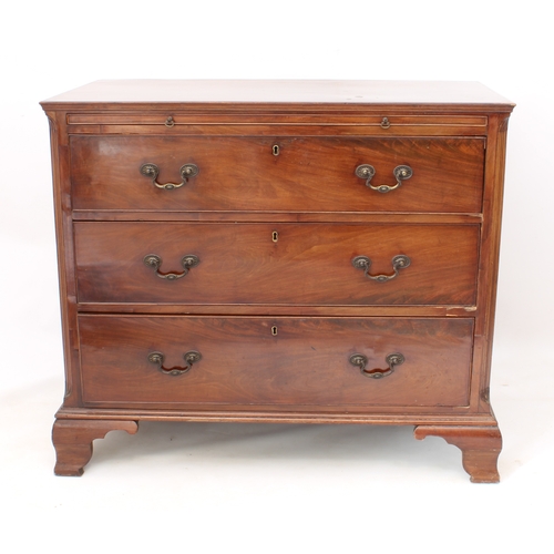 487 - A George III mahogany straight-front chest of drawers - the moulded top with brushing slide, over th... 