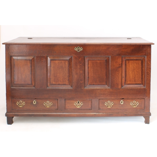 507 - A George III oak and mahogany crossbanded mule chest - the hinged top with two mahogany crossbanded ... 