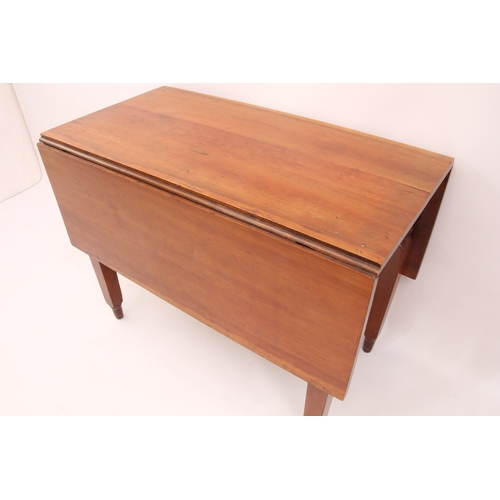 558 - A 19th century American cherrywood Pembroke table - with rectangular dropflap top, raised on square ... 