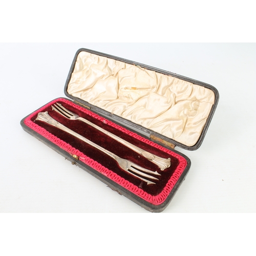 138 - Two pairs of silver pickle forks - one cased, Mappin & Webb, Sheffield 1903; the other pair Edwardia... 