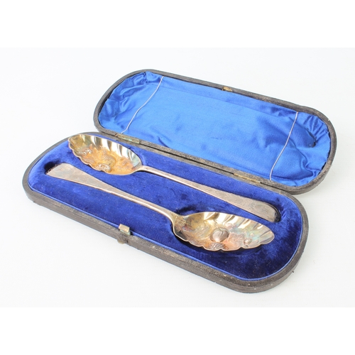 138 - Two pairs of silver pickle forks - one cased, Mappin & Webb, Sheffield 1903; the other pair Edwardia... 