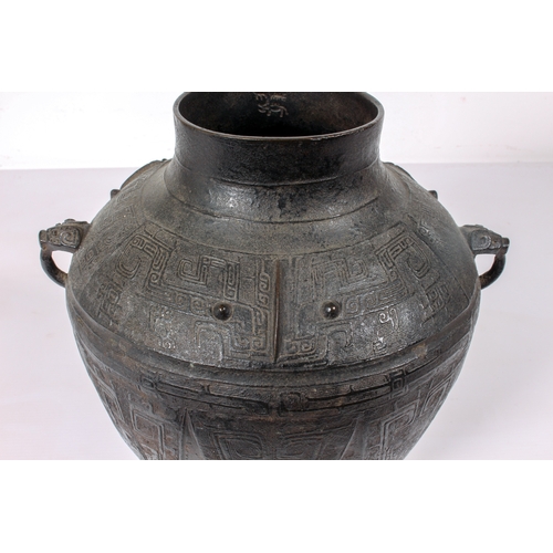 88 - A fine Chinese archaistic bronze ritual wine vessel, yuan lei, in the Yin period, late-Shang style -... 