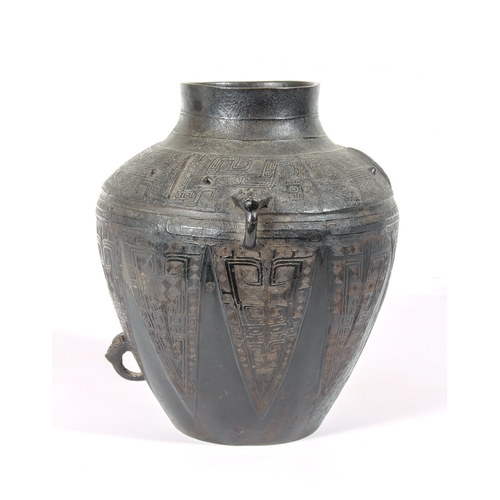 88 - A fine Chinese archaistic bronze ritual wine vessel, yuan lei, in the Yin period, late-Shang style -... 