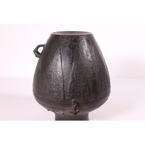 88 - A fine Chinese archaistic bronze ritual wine vessel, yuan lei, in the Yin period, late-Shang style -... 