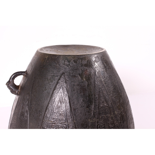 88 - A fine Chinese archaistic bronze ritual wine vessel, yuan lei, in the Yin period, late-Shang style -... 