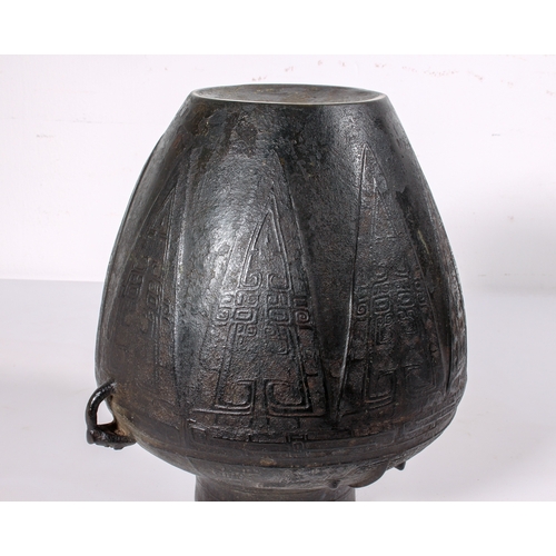 88 - A fine Chinese archaistic bronze ritual wine vessel, yuan lei, in the Yin period, late-Shang style -... 