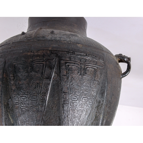 88 - A fine Chinese archaistic bronze ritual wine vessel, yuan lei, in the Yin period, late-Shang style -... 