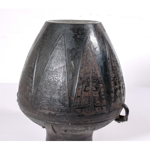 88 - A fine Chinese archaistic bronze ritual wine vessel, yuan lei, in the Yin period, late-Shang style -... 