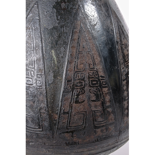 88 - A fine Chinese archaistic bronze ritual wine vessel, yuan lei, in the Yin period, late-Shang style -... 