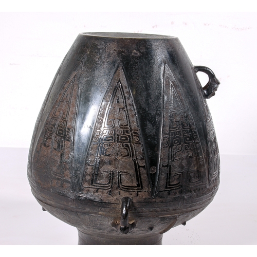 88 - A fine Chinese archaistic bronze ritual wine vessel, yuan lei, in the Yin period, late-Shang style -... 