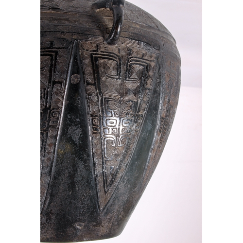 88 - A fine Chinese archaistic bronze ritual wine vessel, yuan lei, in the Yin period, late-Shang style -... 