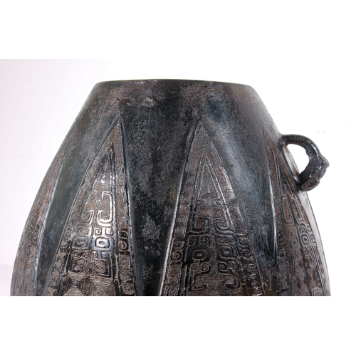 88 - A fine Chinese archaistic bronze ritual wine vessel, yuan lei, in the Yin period, late-Shang style -... 