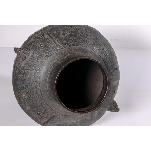 88 - A fine Chinese archaistic bronze ritual wine vessel, yuan lei, in the Yin period, late-Shang style -... 