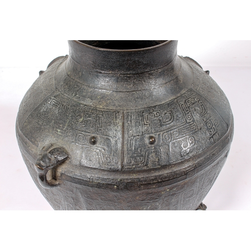 88 - A fine Chinese archaistic bronze ritual wine vessel, yuan lei, in the Yin period, late-Shang style -... 