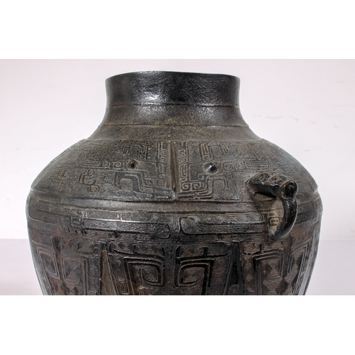 88 - A fine Chinese archaistic bronze ritual wine vessel, yuan lei, in the Yin period, late-Shang style -... 