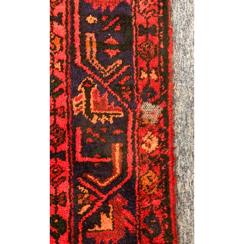 609 - A Hamadan hand-knotted wool rug - late 20th century, the dark-blue and red lozenge hooked pendant me... 