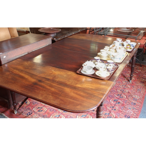 543 - A Regency mahogany dropflap extending dining table with concertina action - the rectangular dropflap... 