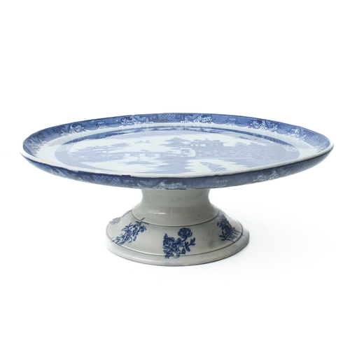 32 - A Leeds Pottery blue and white pearlware large comport - c.1800-1820, in the Long Bridge pattern, im... 