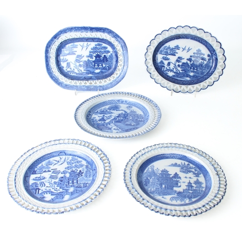 34 - Five early 19th century blue and white pearlware plates and small platters - all with reticulated ri... 