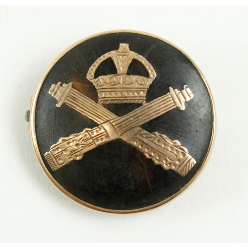 394 - British Military: Royal Artillery - A rare tortoiseshell and gold mounted Badge - Royal Artille... 