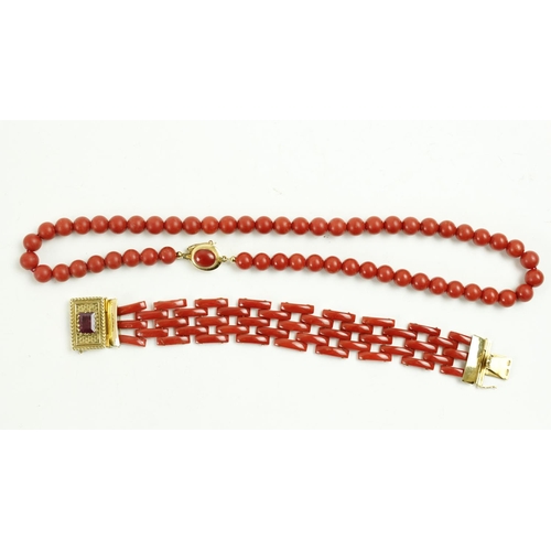 506 - An attractive coral Necklace, with 56 beads, and gold oval clasp and inset coral, approx. 47 cms ; t... 