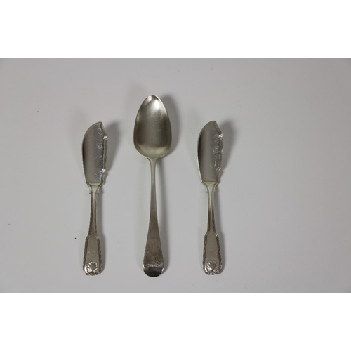 141 - A matching pair of kings pattern type late George III Irish silver Butter Knives, Dublin c. 1816, by... 