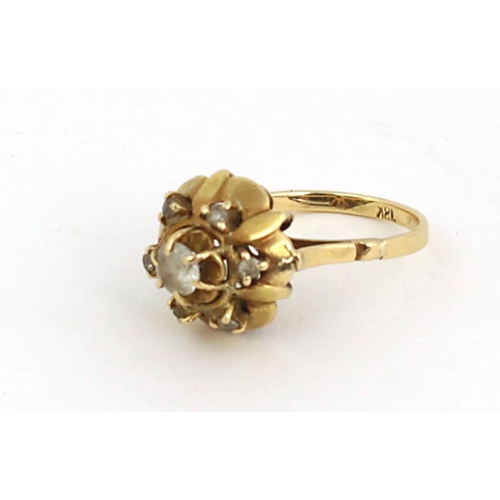 96 - A 18ct gold Edwardian Dress Ring, with a large central stone and six stones surrounding, size L 1/2,... 