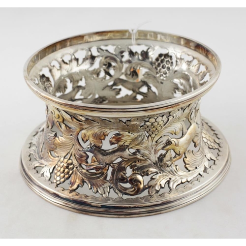 26 - A good quality heavy pierced and embossed silver plated late 19th Century Dish Ring, decorated with ... 