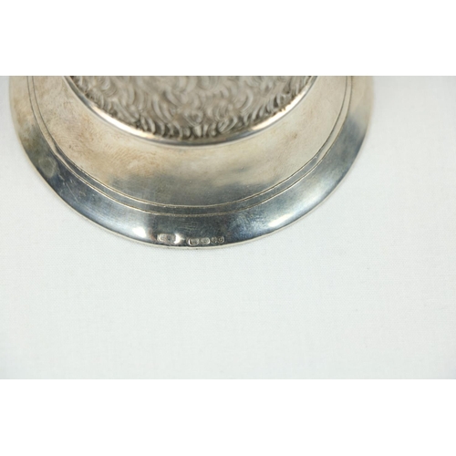 192 - A fine quality silver Stirrup Cup, modelled as a snarling wolf, approx. 266 grams, hall marked Londo... 