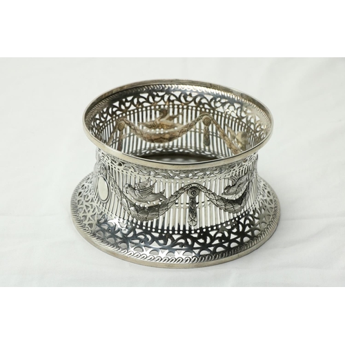 221 - An Irish pierced silver Dish Ring, Dublin 1918, decorated with different birds above leaf swags, 8