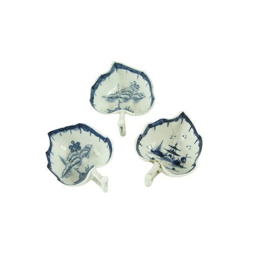 84 - A set of 3 late 18th Century / early 19th Century chinoiserie decorated blue and white leaf shaped P... 