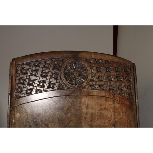 431 - An attractive 18th Century carved walnut gate leg Table, the top carved with trellis design and circ... 