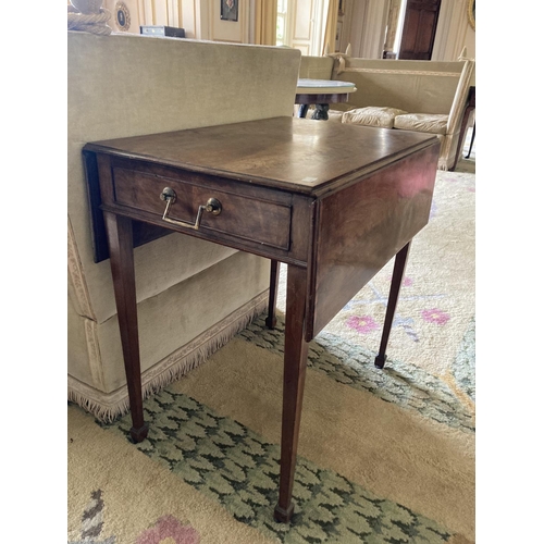 498 - A fine quality George III period mahogany drop leaf Table, the figured top with crossbanding and mou... 