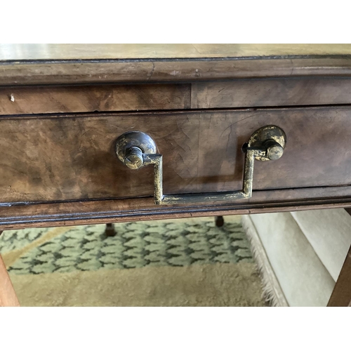 498 - A fine quality George III period mahogany drop leaf Table, the figured top with crossbanding and mou... 