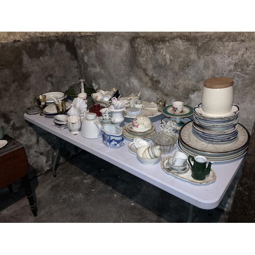 600 - An 8 piece Crown Derby part Dessert Service, together with a large quantity of miscellaneous china a... 