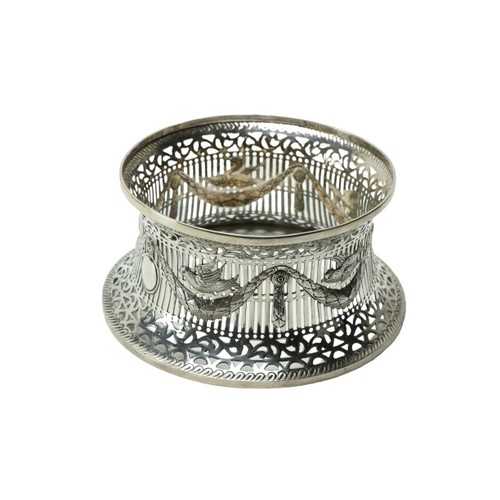 663 - An Irish pierced silver Dish Ring, Dublin 1918, decorated with different birds above leaf swags, 8' ... 