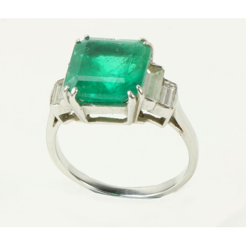 787 - A quality French 5.47ct emerald set single Ladies Ring, with four diamond baguettes, approx. 1.15ct,... 