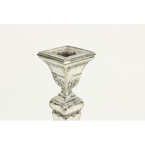 627 - A matching pair of silver Candlesticks, Chester c. 1899. (2)