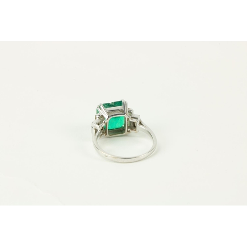 787 - A quality French 5.47ct emerald set single Ladies Ring, with four diamond baguettes, approx. 1.15ct,... 