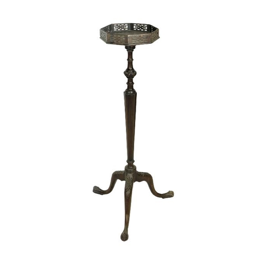 249 - An attractive Georgian style mahogany Plant Stand, the octagonal top with pierced decorated railing ... 